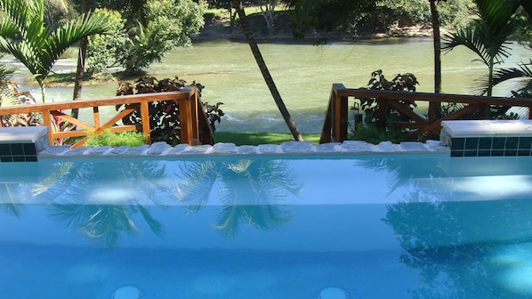 Piscine extérieure, chaises longues