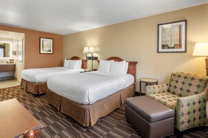 Quarto standard, 2 camas Queen, para não fumantes, geladeira e micro-ondas | Camas com colchões pillow-top, cofres nos quartos, escrivaninha