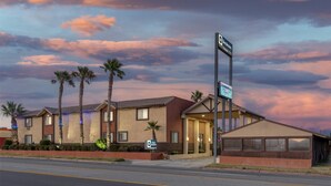 A hotel with a sign indicating it is a Best Western property. - Best Western Desert Winds (Mojave)