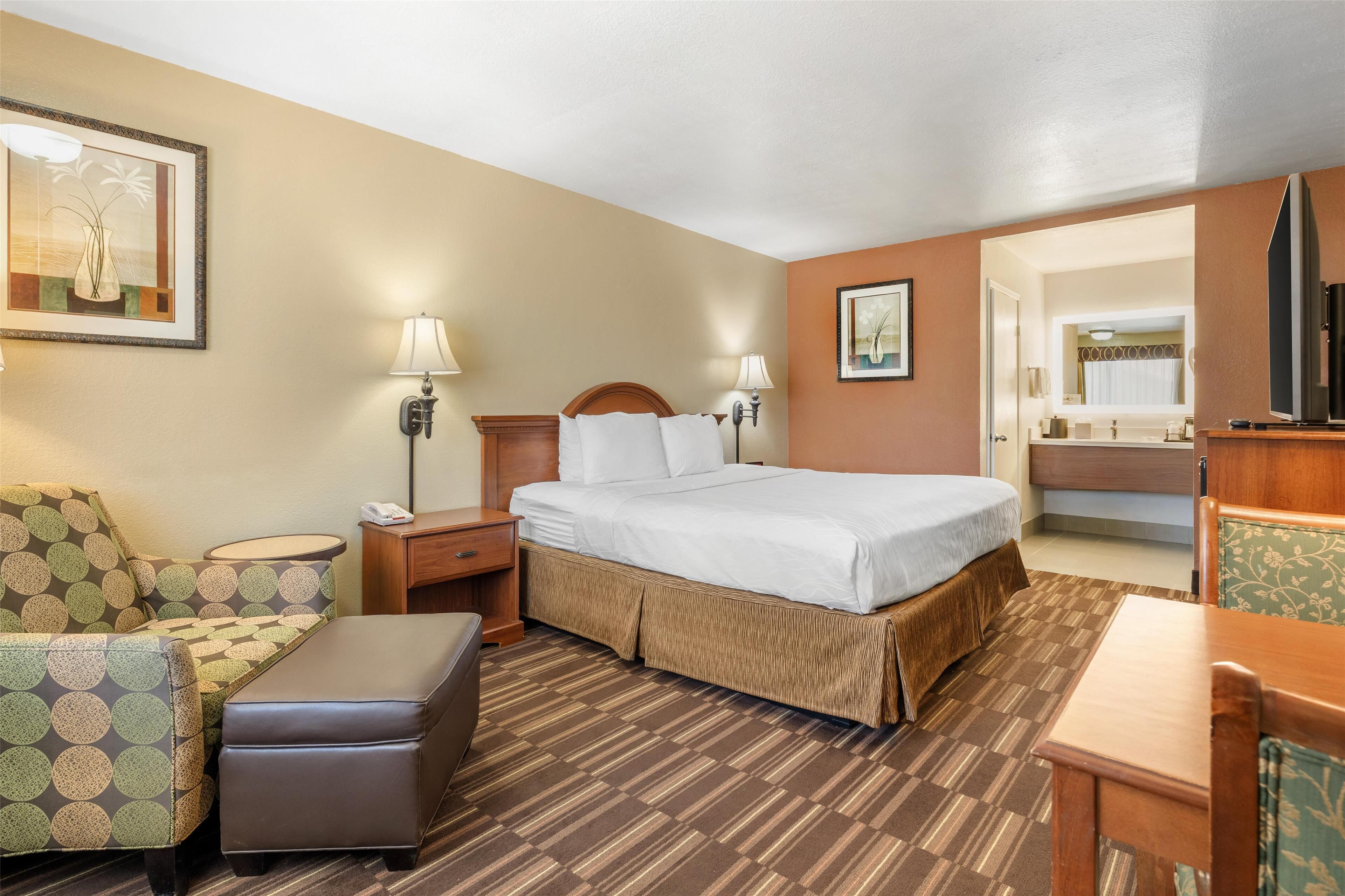 Quarto standard, 1 cama King, para não fumantes, geladeira e micro-ondas | Camas com colchões pillow-top, cofres nos quartos, escrivaninha