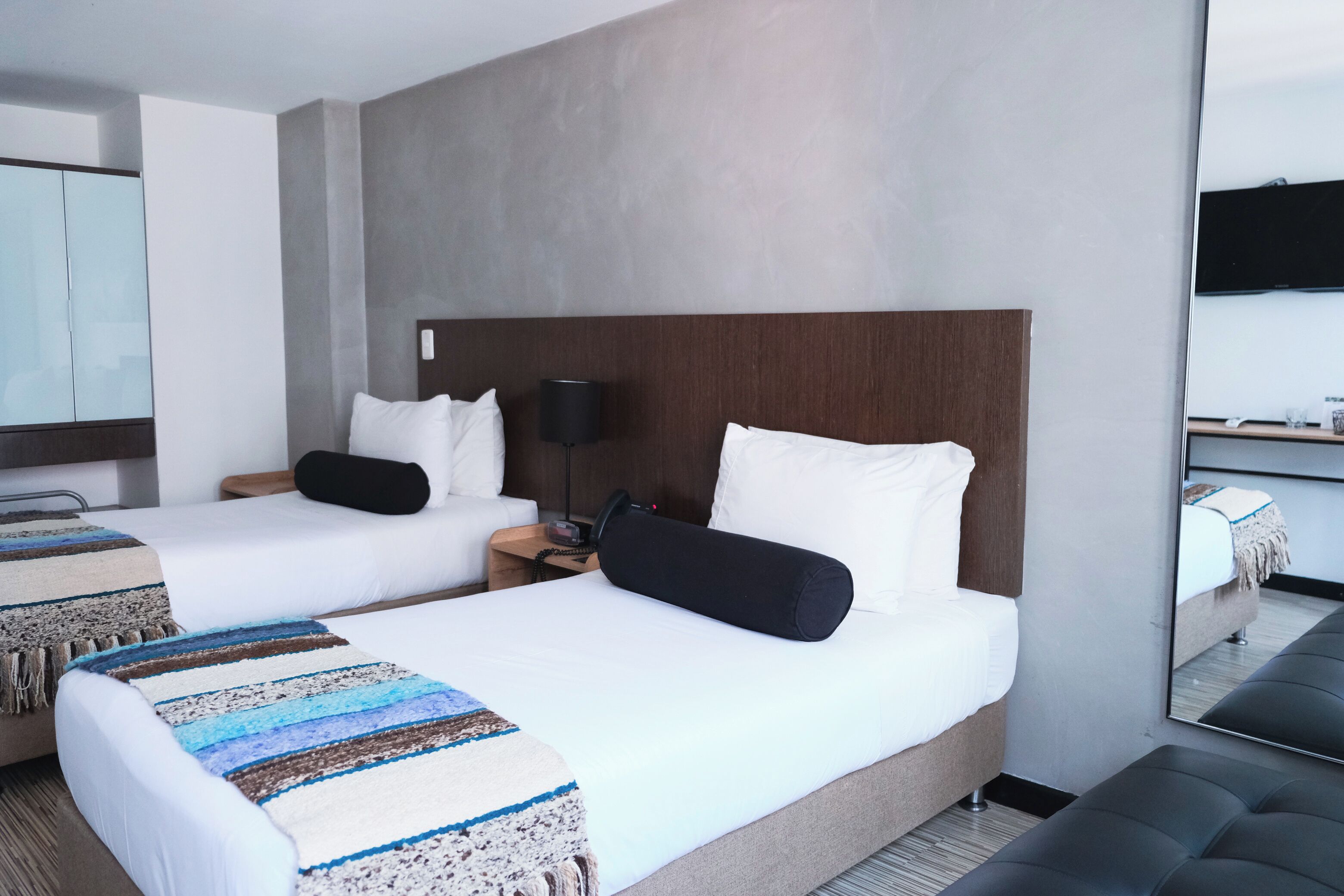 Quarto duplo standard | Roupas de cama antialérgicas, cofres nos quartos, escrivaninha