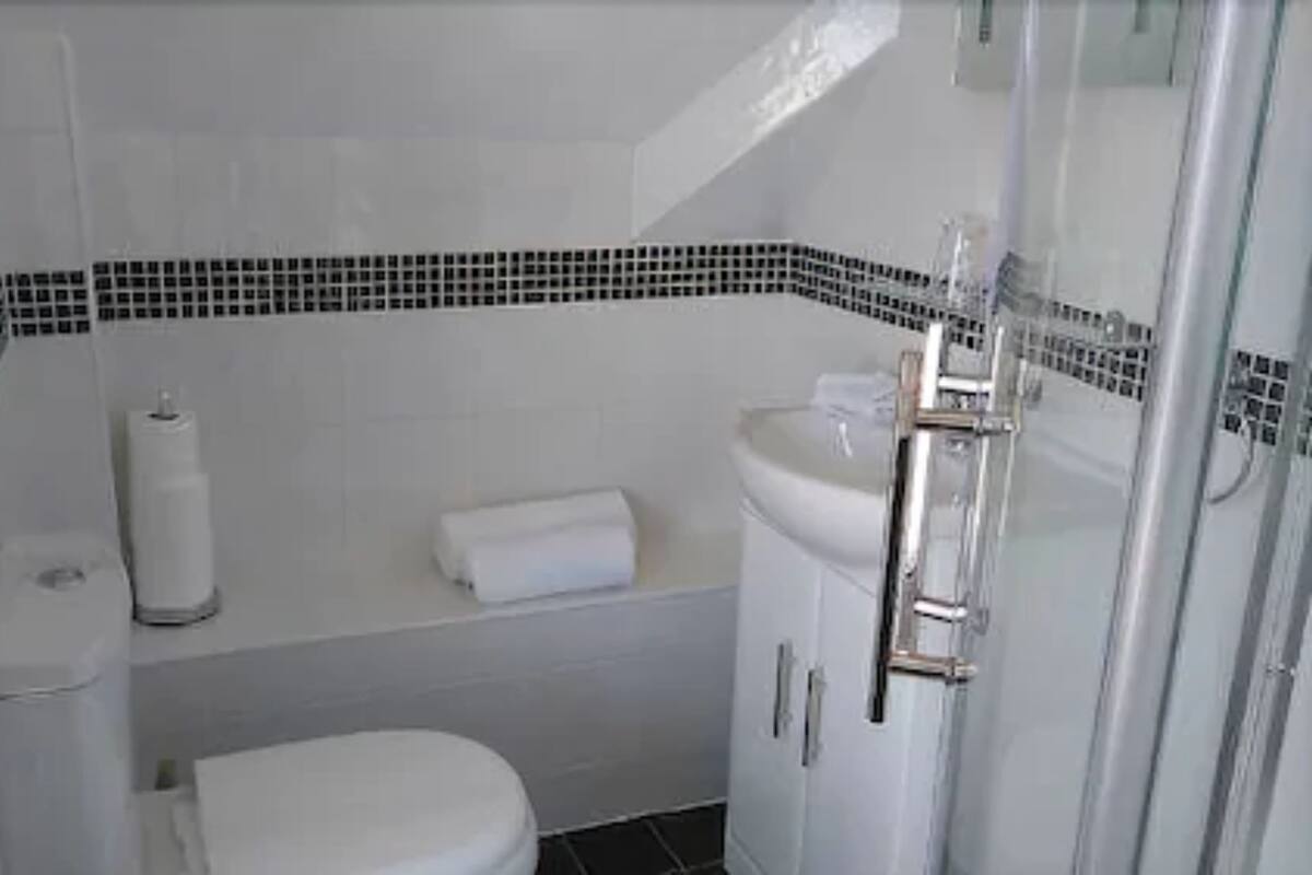 Buồng tắm vòi sen, máy sấy tóc, khăn tắm