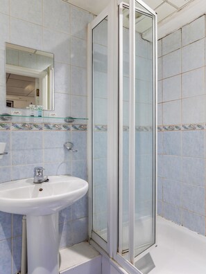 Standard Double Room, 1 Double Bed | Bathroom | Shower, free toiletries, hair dryer, towels - OYO VII Hotel & Indian Restaurant (Hounslow)