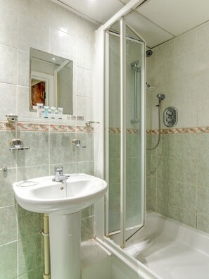 Standaard driepersoonskamer, meerdere bedden | Badkamer | Een douche, gratis toiletartikelen, een haardroger, handdoeken