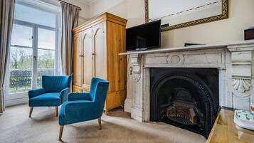 Habitación superior con 1 cama matrimonial o 2 individuales, baño en la habitación (Room 5) | Decoración personalizada, tabla de planchar con plancha y wifi gratis