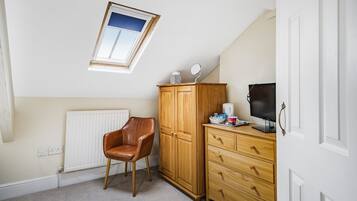 Double Room, Ensuite (Attic - Room 12) | Individually decorated, iron/ironing board, free WiFi, bed sheets