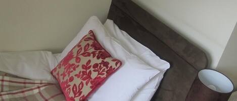 Decoración personalizada, tabla de planchar con plancha y wifi gratis