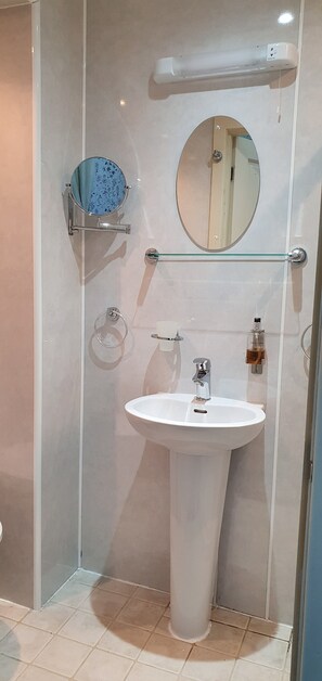 مستلزمات مجانية للعناية الشخصية، مناشف، شامبو