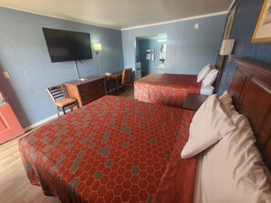 Escritorio, wifi gratis y ropa de cama