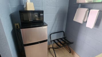 書桌、免費 Wi-Fi、床單