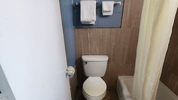 Ducha y bañera combinadas y artículos de higiene personal gratuitos