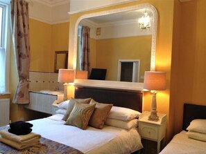 Habitación doble (With Private Bathroom) | Tabla de planchar con plancha, wifi gratis, ropa de cama