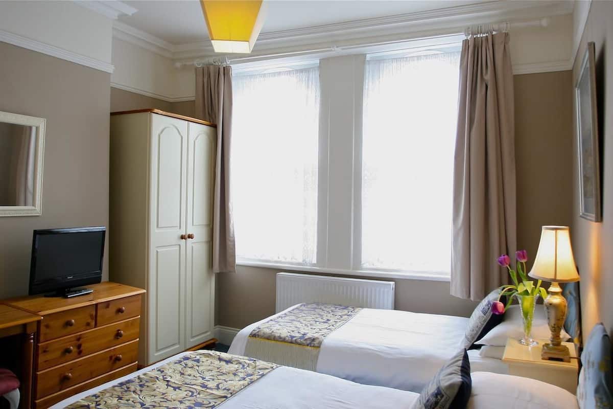 Tabla de planchar con plancha, wifi gratis y ropa de cama