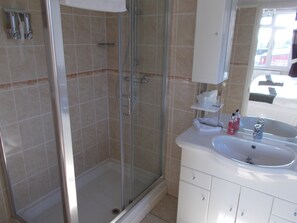 Twin Room, Ensuite (Crinnis) | Bathroom