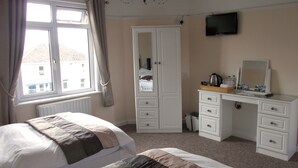 Twin Room, Ensuite (Crinnis) | 1 bedroom, WiFi (free) - Penarth Guest House (Par)