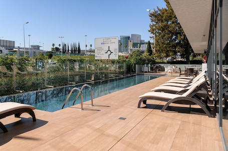 Indoor pool, seasonal outdoor pool. Meliá Lisboa Aeroporto