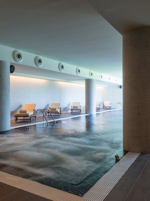 Piscine couverte, piscine extérieure (ouverte en saison)