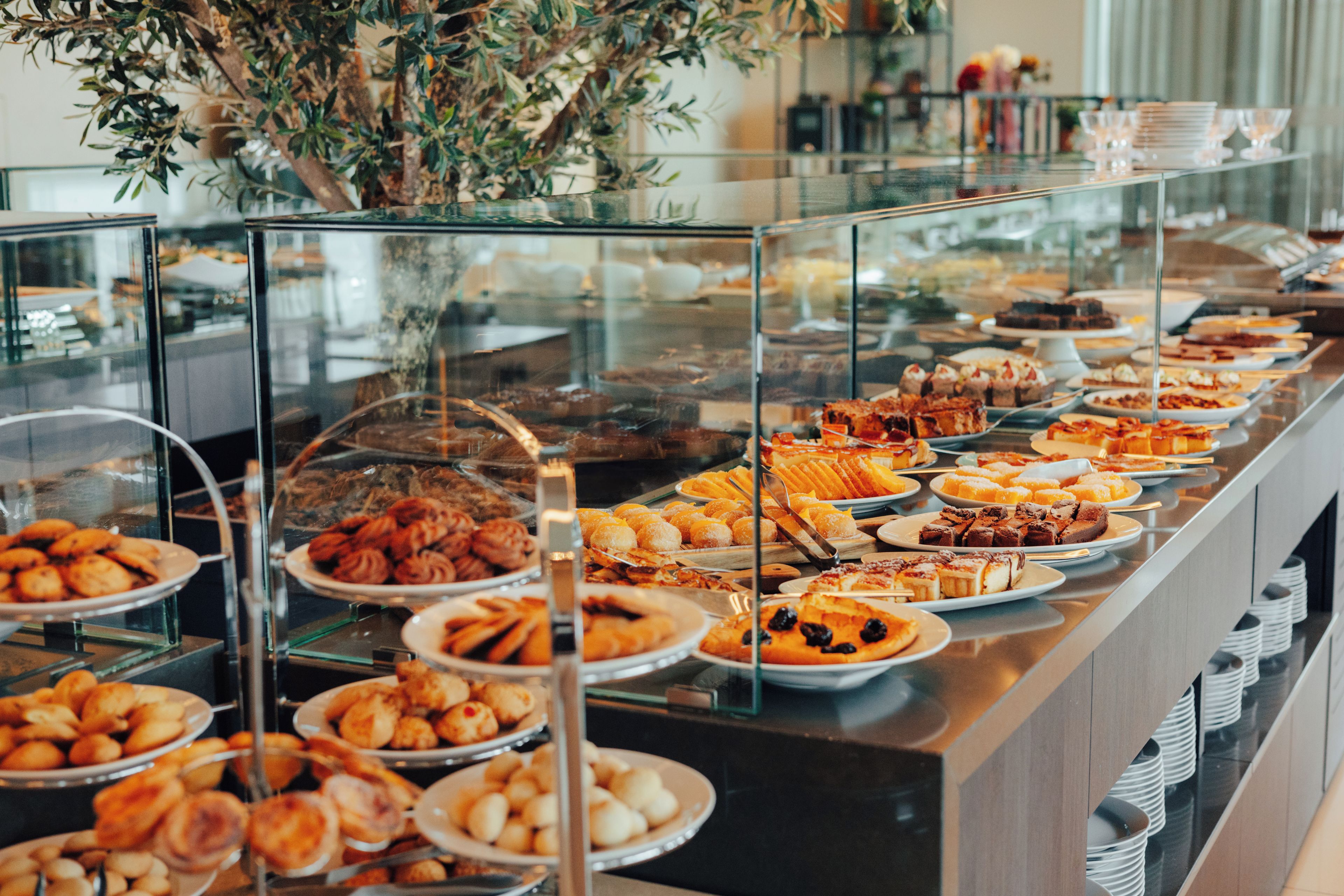 Un bufé con diferentes alimentos exhibidos en vitrinas.