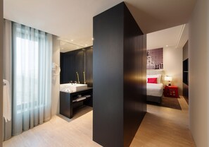 Shower, free toiletries, hair dryer, towels - Meliá Lisboa Aeroporto (Lisbon)