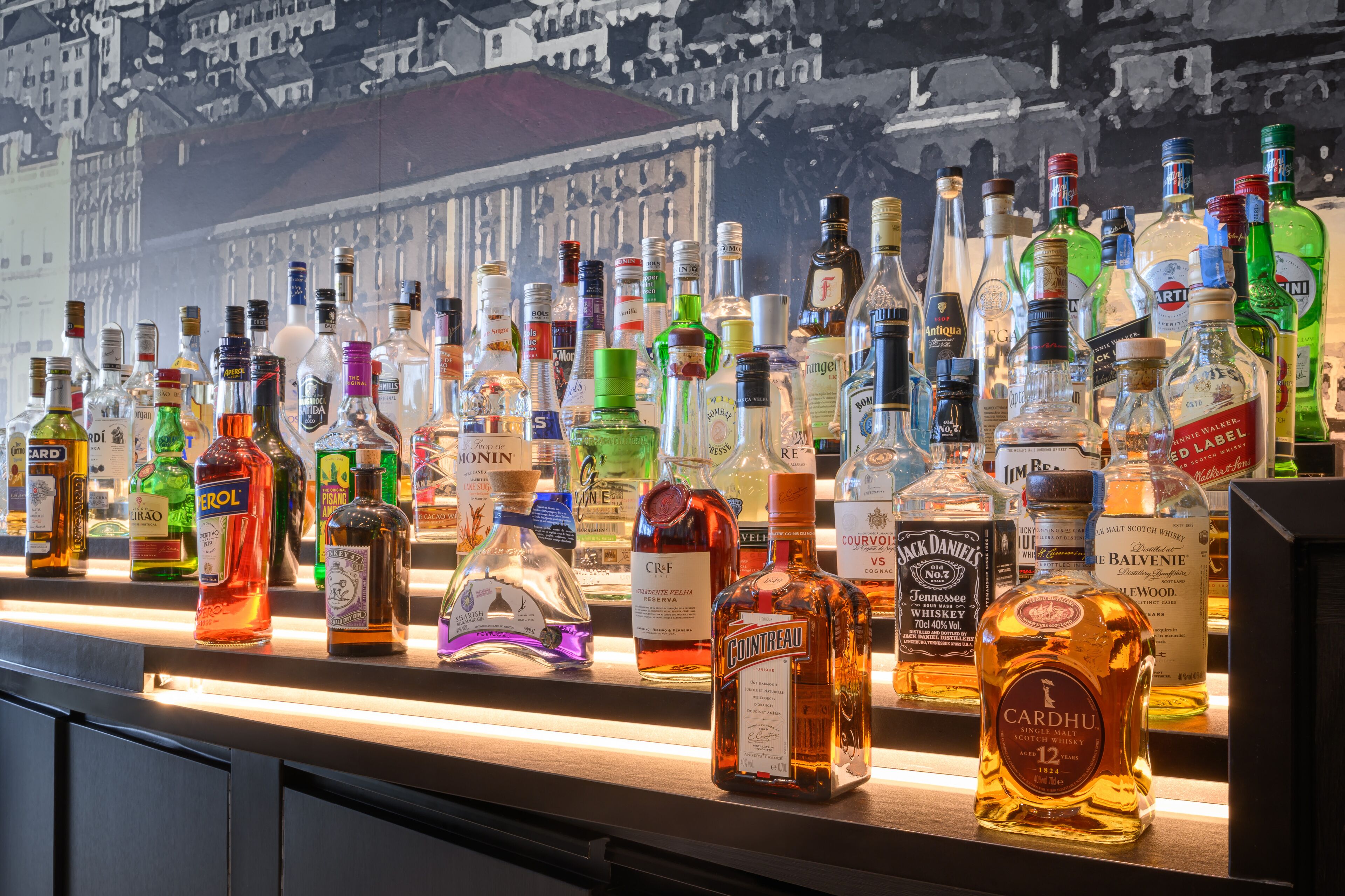 Een bar met een verscheidenheid aan drankflessen.