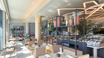 Se sirven desayunos, comidas y cocina portuguesa con vista a la alberca