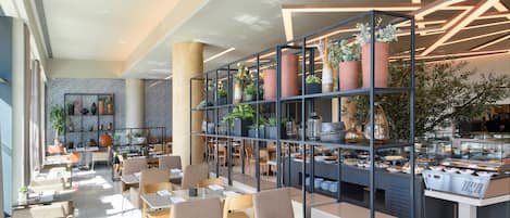 Se sirven desayunos y almuerzos; cocina portuguesa; junto a la piscina