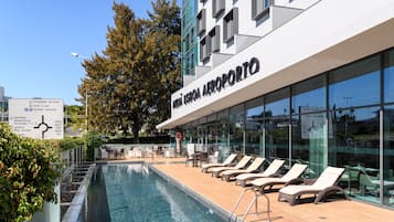 Innenpool, Außenpool (je nach Saison geöffnet)