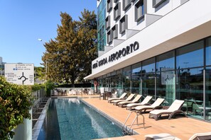 Una piscina cubierta, una piscina al aire libre de temporada