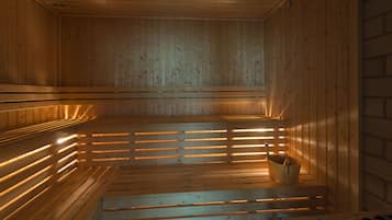 Eine Sauna mit Holzbänken und Bänken mit integrierter Beleuchtung.