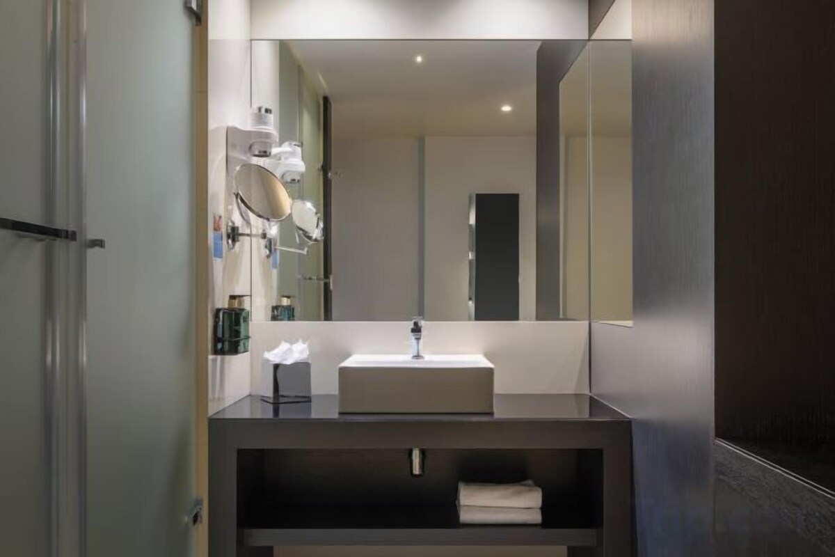 Badkamer | Een douche, gratis toiletartikelen, een haardroger, handdoeken