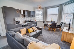 Twin Room, Ensuite | Private kitchen - Beachmount Holiday Apartments (Colwyn Bay)