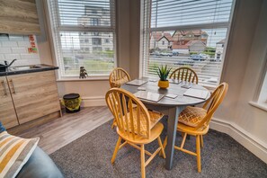 Quarto duplo, suíte, vista parcial para o mar | Restaurante