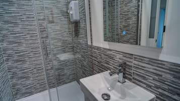 Twin Room, Ensuite, Partial Sea View | Bathroom