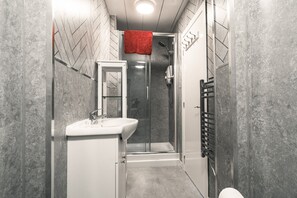 Apartment, Ensuite (Flat 6) | Bathroom - Beachmount Holiday Apartments (Colwyn Bay)