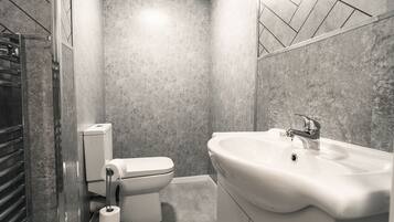 Apartment, Ensuite (Flat 6) | Bathroom