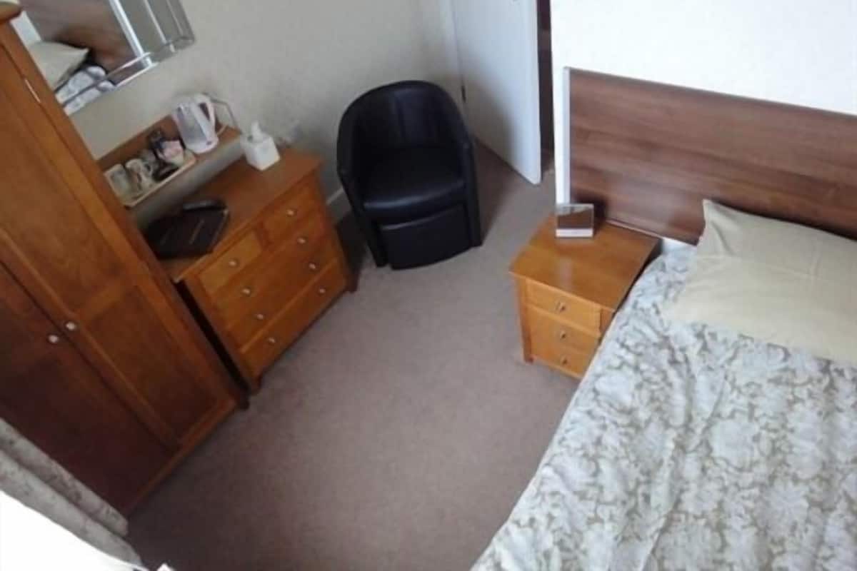 Chambre simple, salle de bain attenante | Décor unique, accÚs au Wi-Fi (inclus)
