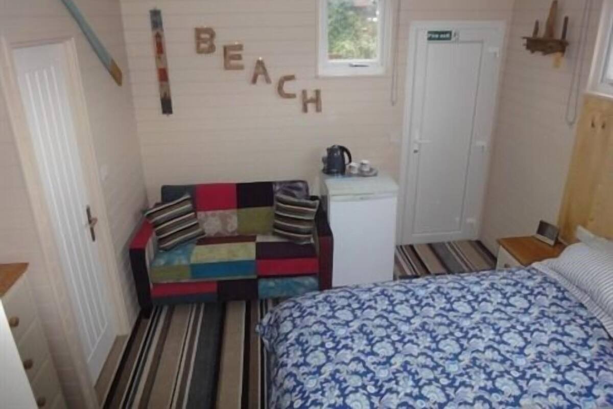 Chambre double, salle de bain attenante ( Ground Floor) | Décor unique, accÚs au Wi-Fi (inclus)