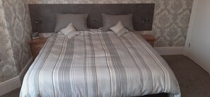 Twin Room, Ensuite (or Large Superior King)