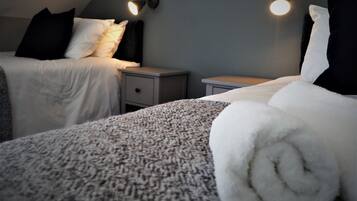 Kahden hengen huone (kaksi sänkyä), kylpyhuone makuuhuoneen yhteydessä