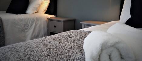 Twin Room, Ensuite | Desk