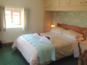 Hypo-allergenic bedding, iron/ironing board, free WiFi, bed sheets