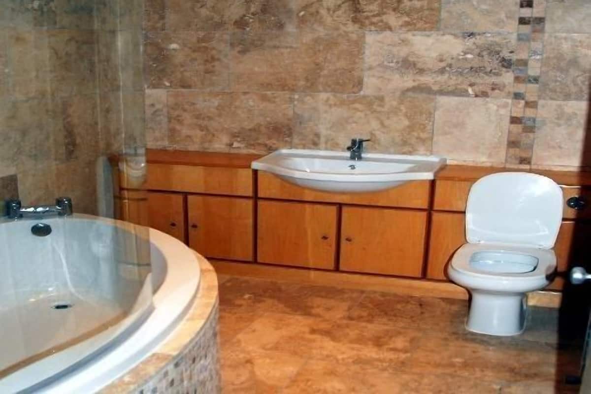 Departamento estándar, baño en la habitación (2 Bedroom for up to 10) | Baño | Toallas
