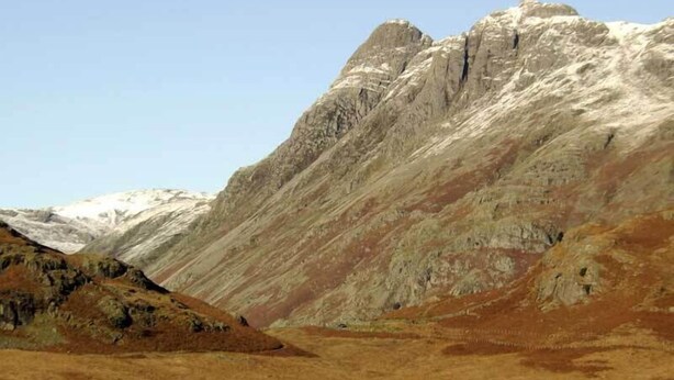 A mountainous landscape with a rugged terrain and a clear sky. - Craglands Guest House (Keswick)