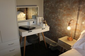 Unika möbler, strykjärn/strykbräda, gratis barnsängar och sängkläder