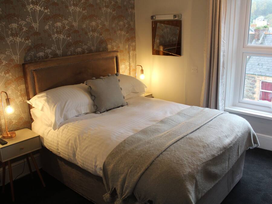 Con arredamento individuale, ferro/asse da stiro