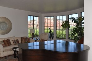 Lobby sitting area - The Penrose Bed and Breakfast (Sedona)