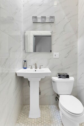 Exclusive Double Room, 1 Queen Bed, Shared Bathroom | Bathroom