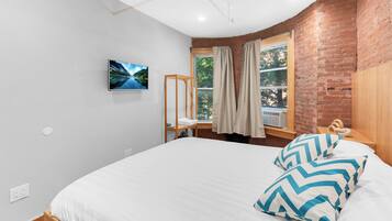 Exclusive Double Room, 1 Queen Bed, Shared Bathroom | Egyptian cotton sheets, premium bedding, down comforters, desk