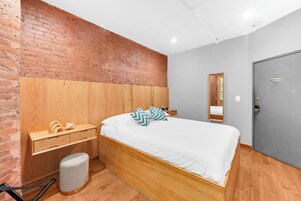 Exclusive Double Room, 1 Queen Bed, Shared Bathroom | Egyptian cotton sheets, premium bedding, down comforters, desk