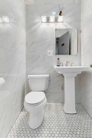 Shower, rainfall showerhead, designer toiletries, hair dryer - Morris Guest House (Bronx)